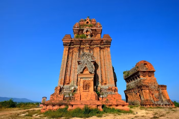 Cạnh tháp chính là tháp Yên Ngựa, tháp cao khoảng 12 mét. Phần đế tháp được làm nhô ra, xung quanh được trang trí bằng nhiều hình tượng người đang giơ tay lên đồng lòng nâng tháp. Ảnh: Binh Huynh