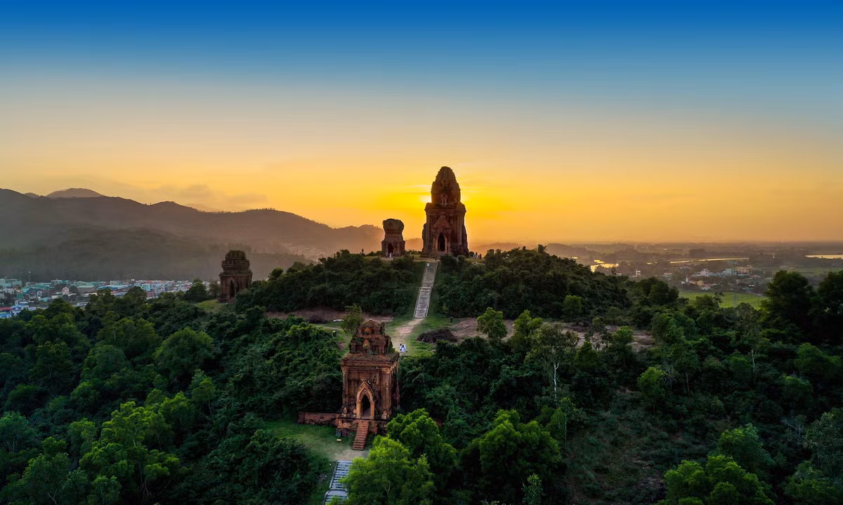 Toàn bộ quần thể có tất cả 4 tháp, nằm trên một ngọn đồi thoai thoải cách mực nước biển chỉ chừng 100 mét. Ảnh: Facebook