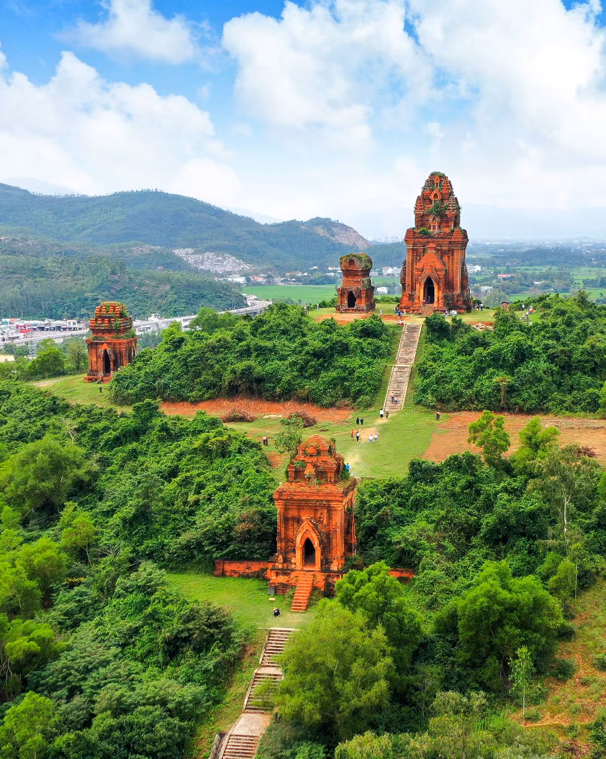 Vì nằm trên đồi cao, nhìn từ xa, cụm tháp trông giống như bánh Ít - một loại đặc sản của tỉnh Bình Định nên người dân địa phương lấy tên gọi đó để đặt cho tên tháp. Ảnh: Facebook
