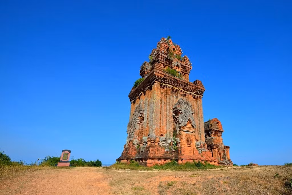 Các mặt của tháp đều quay về hướng Đông. Trong đó, tháp chính có kích thước lớn nhất (khoảng 20 mét) và nằm ở vị trí trung tâm trên ngọn đồi, xung quanh là 3 tháp nhỏ. Ảnh: Binh Huynh