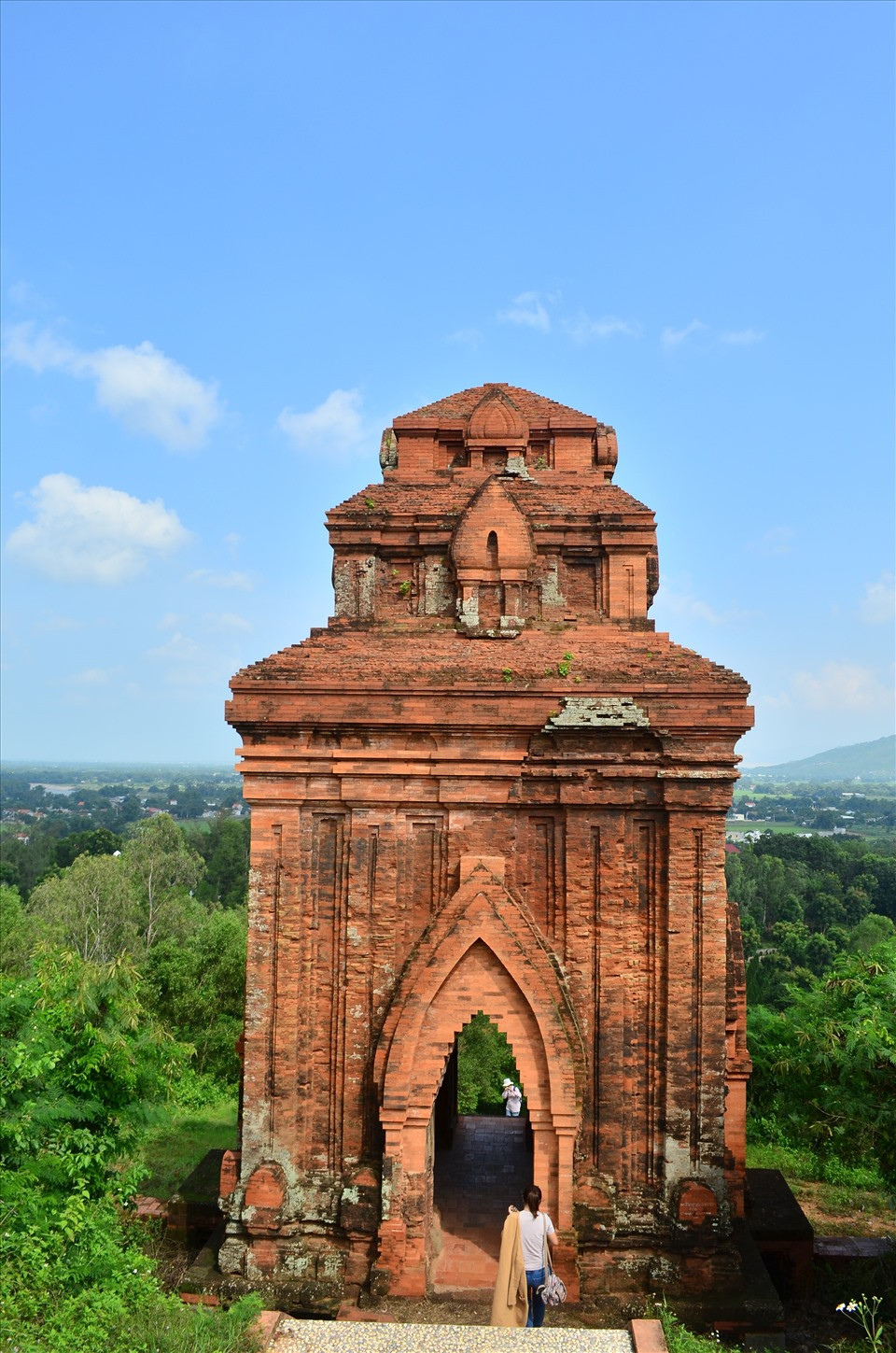 Vòm cổng có hình tựa như mũi lao đang hướng thẳng lên trời. Tháp có hai cửa nằm cùng một trục với tháp chính, hướng Đông - Tây để tạo nên sự hòa hợp về mặt kiến trúc. Ảnh: Lao động