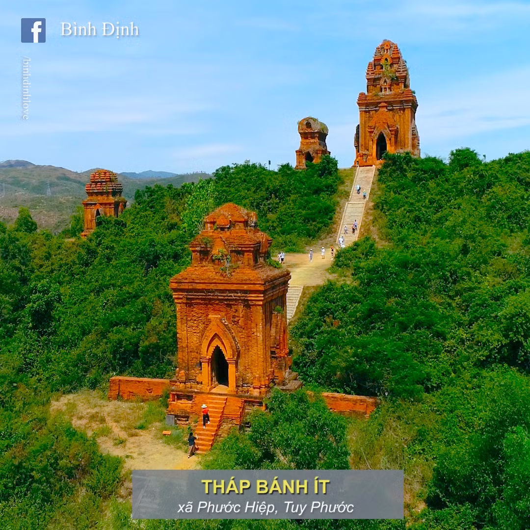 Kien truc doc dao cua Thap Banh It truoc khi duoc tu bo