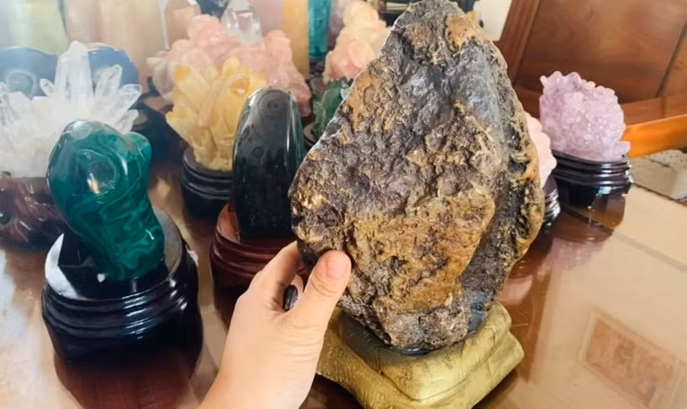 Các tác phẩm đá quý được ông trưng bày, cất ở tất cả các phòng và ngày càng kín chỗ. Ảnh: Dân trí