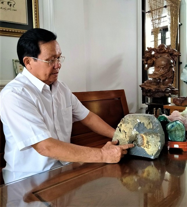 Gần 20 năm miệt mài sưu tầm đá, đến nay ông Tiếng sở hữu bộ sưu tập với hàng trăm sản phẩm đá quý các loại như: thạch anh, caxidon, mã não...Ảnh: Tiền phong