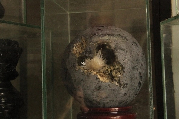 Đặc biệt, bộ sưu tập của ông Tiếng có nhiều hòn đá nở hoa trắng muốt rất đẹp và kỳ lạ. Ảnh: Infonet