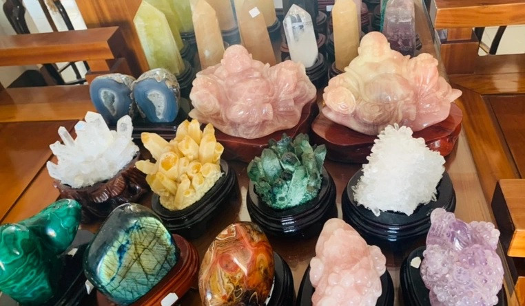 Mỗi sản phẩm trong bộ sưu tập đá quý của ông có giá từ vài triệu đến cả tỷ đồng. Ảnh: Dân trí