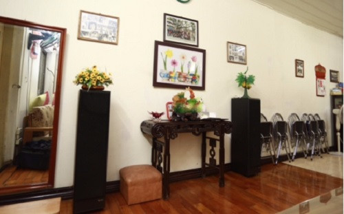 Do căn nhà nhỏ nên khi không sử dụng, những chiếc ghế được gấp lại gọn gàng, ngăn nắp. Ảnh: Internet