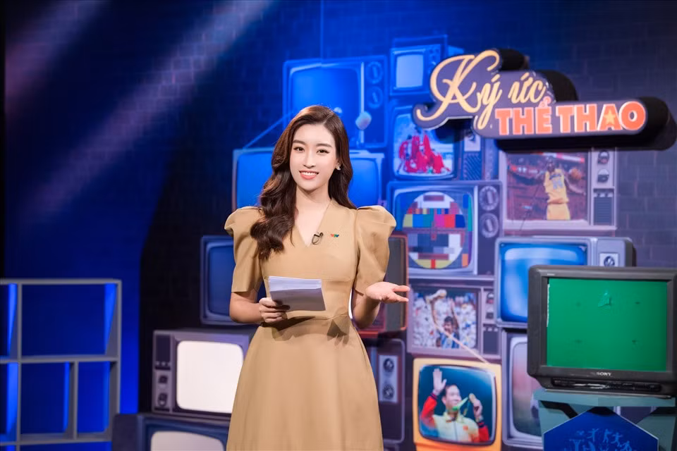 Hoa hậu Đỗ Mỹ Linh rất kín tiếng trong chuyện đời tư. Trong khi nhiều Hoa hậu khác chỉ sau vài năm đăng quang là đổi đời với nhà đẹp xe sang, thì Đỗ Mỹ Linh vẫn rất giản dị với những bộ trang phục bình dân. Ảnh: Lao động