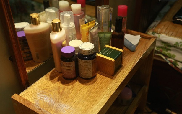 Bàn trang điểm đơn sơ. Ảnh: Pháp luật &amp; bạn đọc