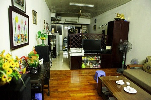 Căn nhà của gia đình Đỗ Mỹ Linh nằm trên gác hai của một khu tập thể cũ. Nhà chỉ có một phòng khách thông với phòng bếp và phòng ăn. Ảnh: Dân trí