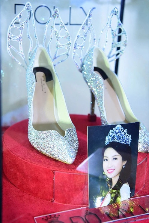 Một góc nhỏ trong nhà gần bộ sofa, Đỗ Mỹ Linh trưng bày vương miện và kỷ vật tại cuộc thi Hoa hậu Việt Nam 2016. Ảnh: Dân trí