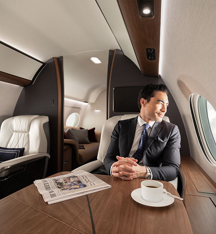 Trong cabin của Gulfstream G700 có 5 khu vực sinh hoạt linh động, gồm một khu vực bếp siêu sang chỉ có trên chuyên cơ G700 và một tuỳ chọn phòng lớn với vòi tắm hoa sen.