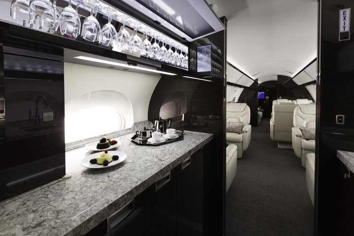 Trên Gulfstream G650ER còn có quầy bếp sẵn sàng cho du khách tận hưởng cuộc sống như ở dưới mặt đất.
