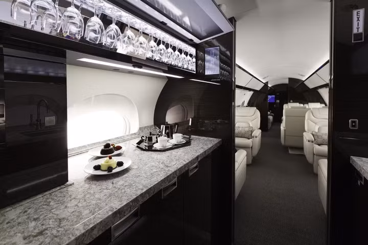 Trên Gulfstream G650ER còn có quầy bếp sẵn sàng cho du khách tận hưởng cuộc sống như ở dưới mặt đất.