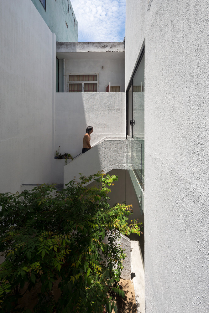 5 khoảng sân trong có kích thước khác nhau, giúp thông gió và tăng khoảng sáng tự nhiên cho căn nhà.