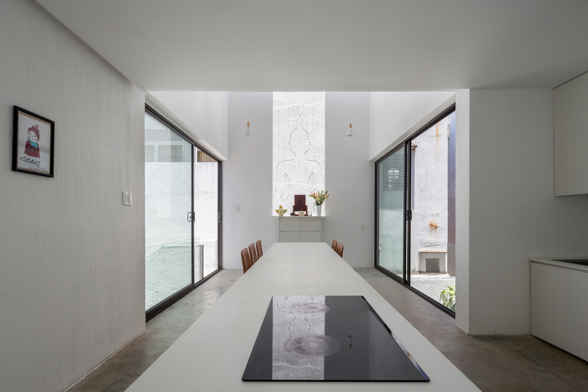 Để khắc phục tình trạng bí bách do nằm ở cuối hẻm, 2 khối nhà ở tầng 1 được thiết kế mở hoàn toàn theo chiều dọc giúp tăng lưu thông gió.