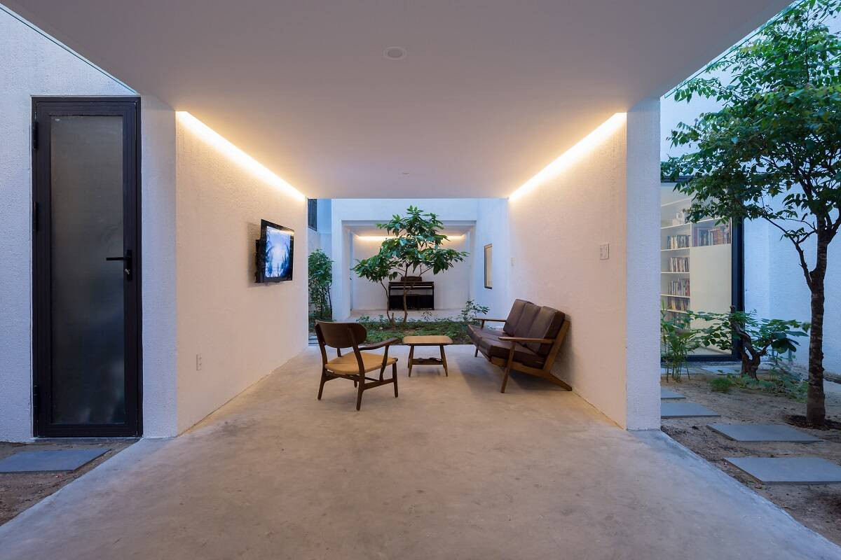 Bộ bàn ghế đơn giản mang nét hoài cổ xưa trong không gian thư giãn.