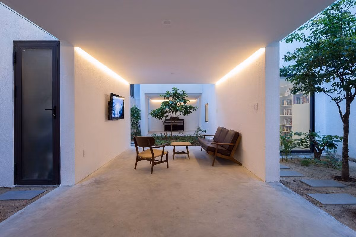 Bộ bàn ghế đơn giản mang nét hoài cổ xưa trong không gian thư giãn.