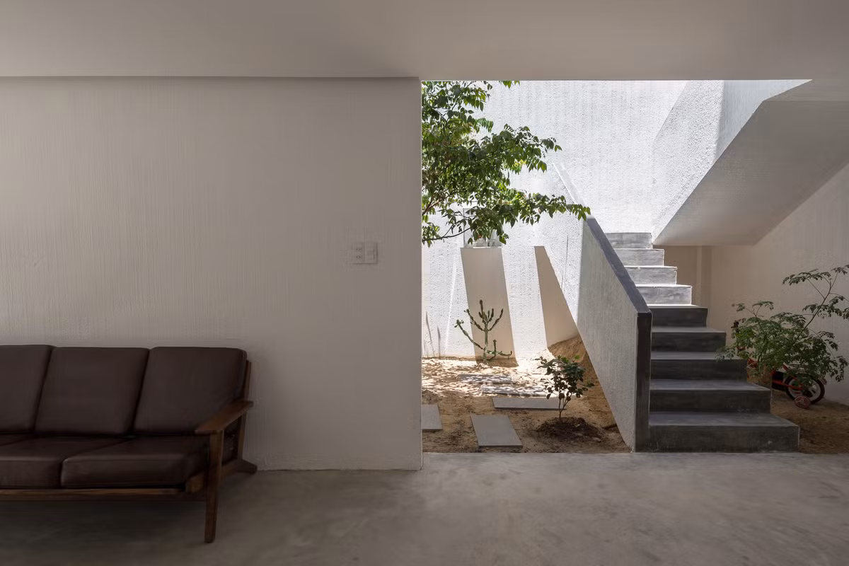 Cầu thang lên tầng cũng được đặt hoàn toàn ở ngoài trời.