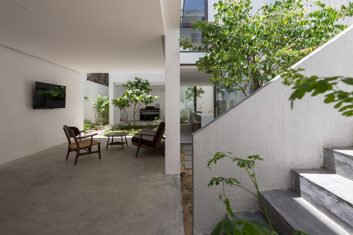 Để giải quyết bài toán này, kiến trúc sư đã chia công trình theo chiều thẳng đứng thành 3 khối nhà sắp xếp lệch với kích thước và chức năng khác nhau.