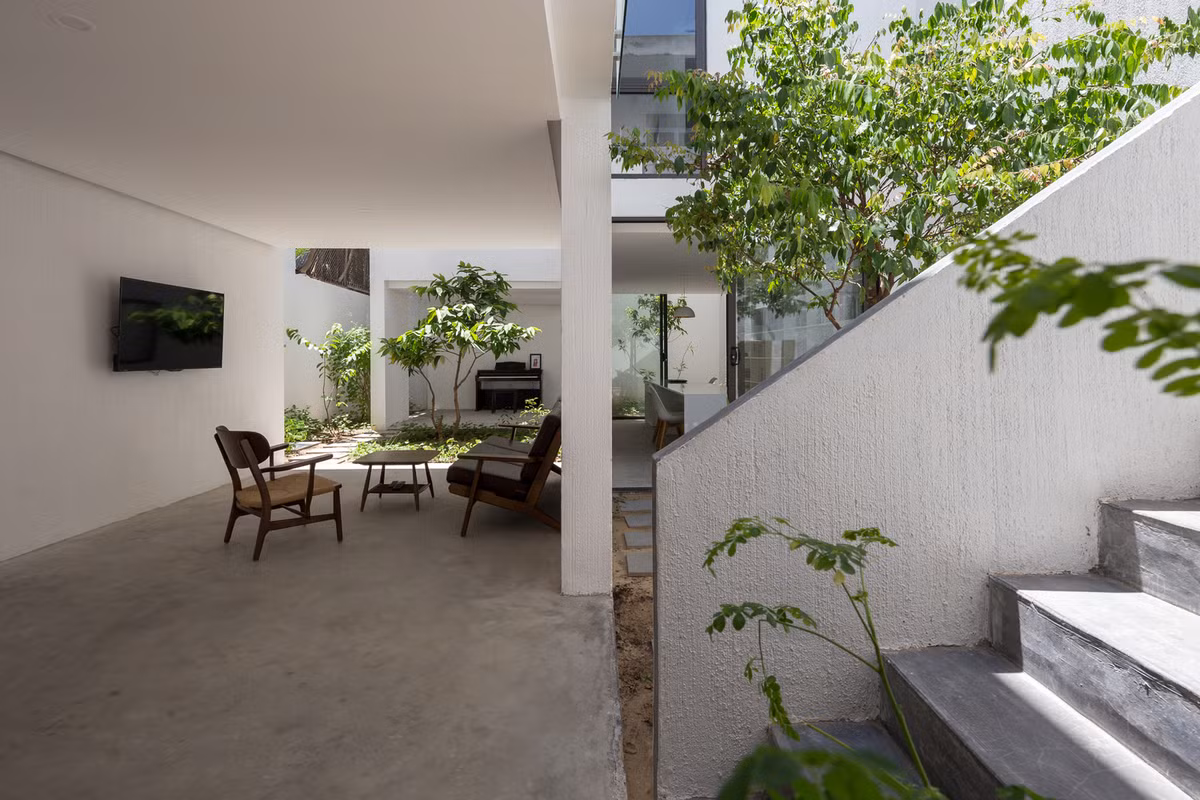 Để giải quyết bài toán này, kiến trúc sư đã chia công trình theo chiều thẳng đứng thành 3 khối nhà sắp xếp lệch với kích thước và chức năng khác nhau.