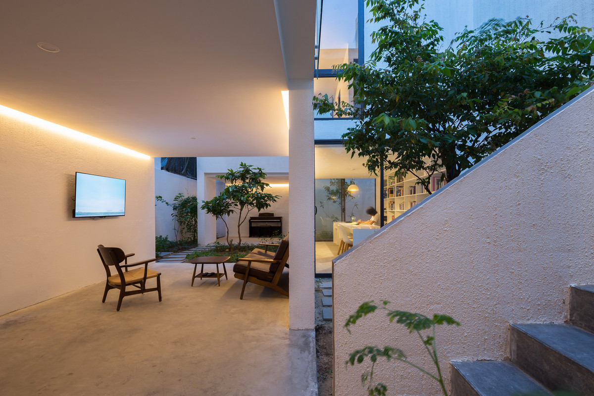 Kết quả, nó tạo ra “sân” xoay quanh không gian sống. Điều này ngược lại với ngôi nhà sân trong truyền thống, nơi sân được bao quanh bởi các không gian sống.