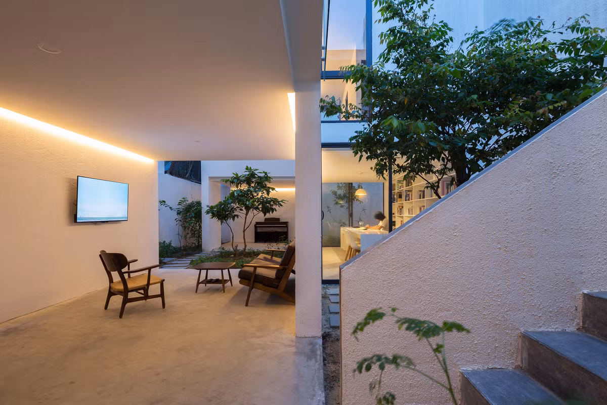 Kết quả, nó tạo ra “sân” xoay quanh không gian sống. Điều này ngược lại với ngôi nhà sân trong truyền thống, nơi sân được bao quanh bởi các không gian sống.