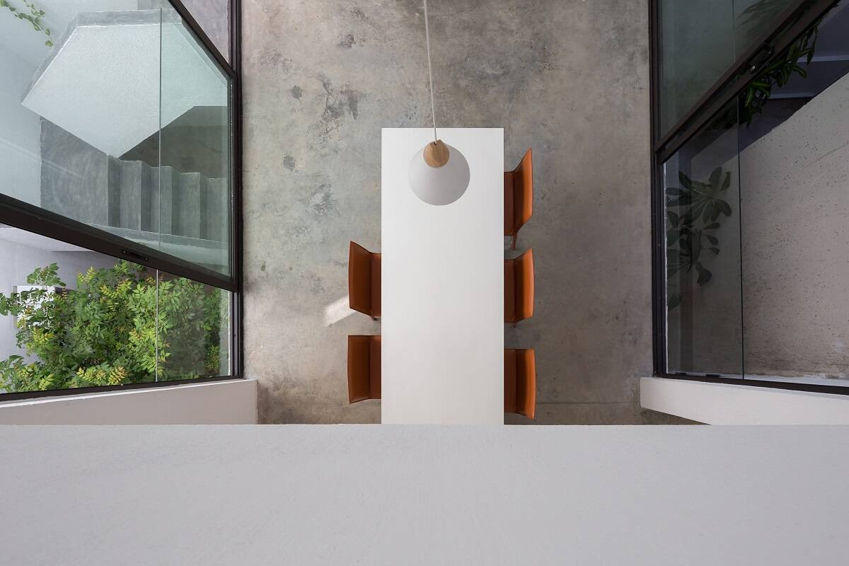 Tầng 2 tối giản với những phòng sinh hoạt chung như bếp, phòng ăn và có thêm phòng ngủ.