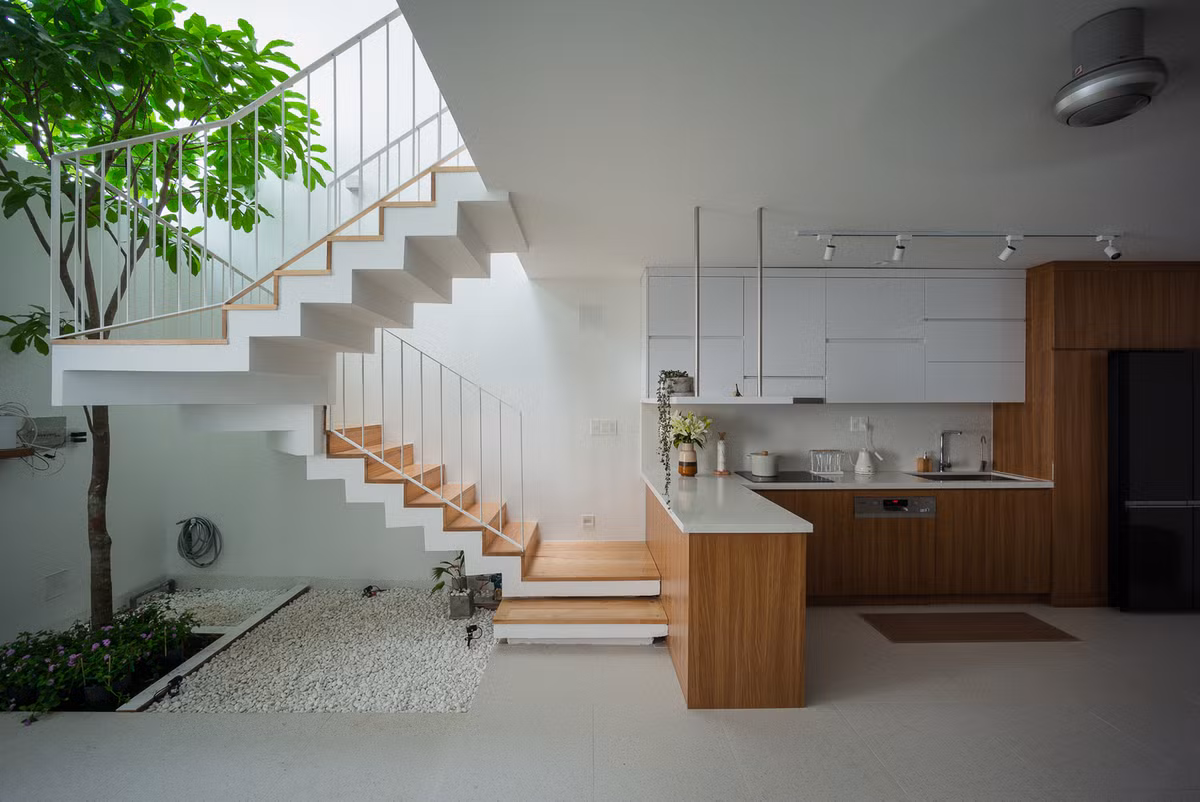 Khoảng sân hoặc ban công được gắn liền với các khu vực chức năng như bếp và phòng ngủ, nơi bố mẹ có thể vừa nấu nướng vừa quan sát con cái.