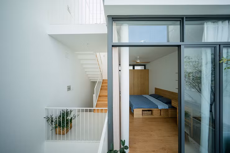 Các ban công bố trí lệch nhau để bố mẹ dễ dàng quan sát 2 đứa trẻ.