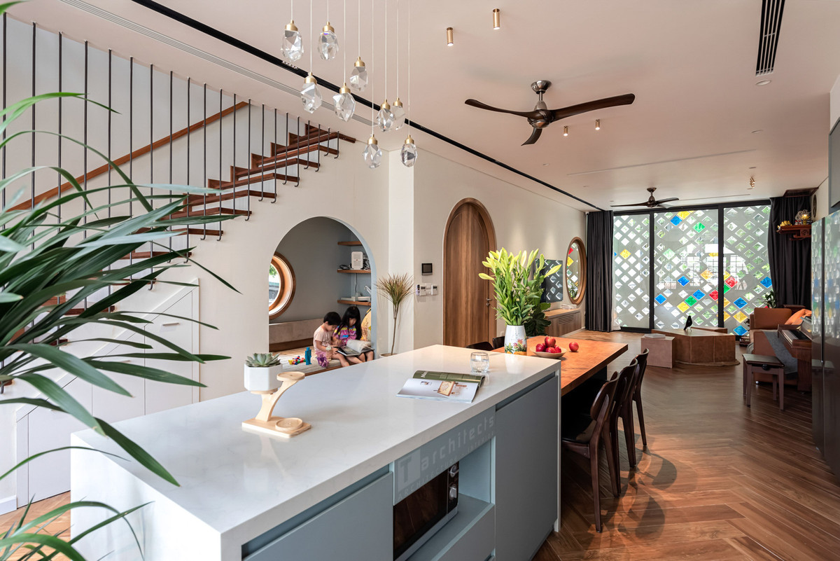 Không gian sinh hoạt chung ở tầng 2 gồm có phòng khách và khu vực bếp trải dài toàn bộ diện tích.