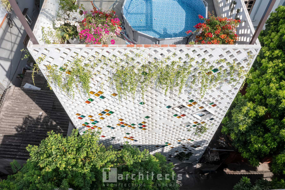 Công trinh được xây dựng trên khu đất có diện tích 72m2 với kích thước 6x12m và có 2 mặt trước sau thông thoáng.