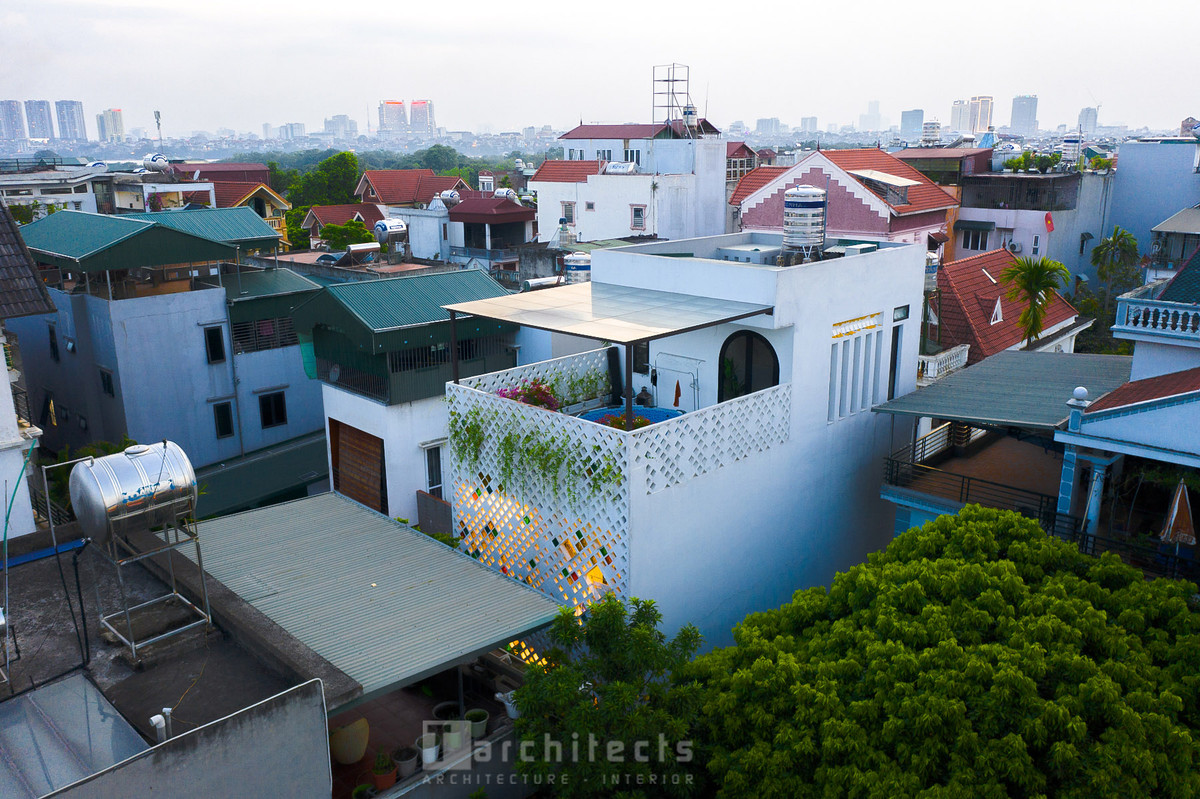 Tọa lạc tại Long Biên (Hà Nội), Nhà Thảo Tiên là ngôi nhà của một cặp vợ chồng trẻ xây dựng với ý tưởng dành tặng cho cô con gái, Thảo Tiên.