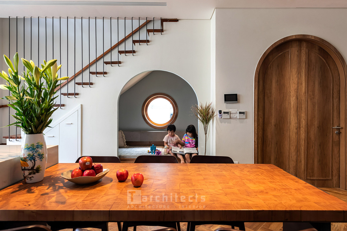 Gầm cầu thang được thiết kế trở thành không gian vui chơi, đọc sách cho trẻ.