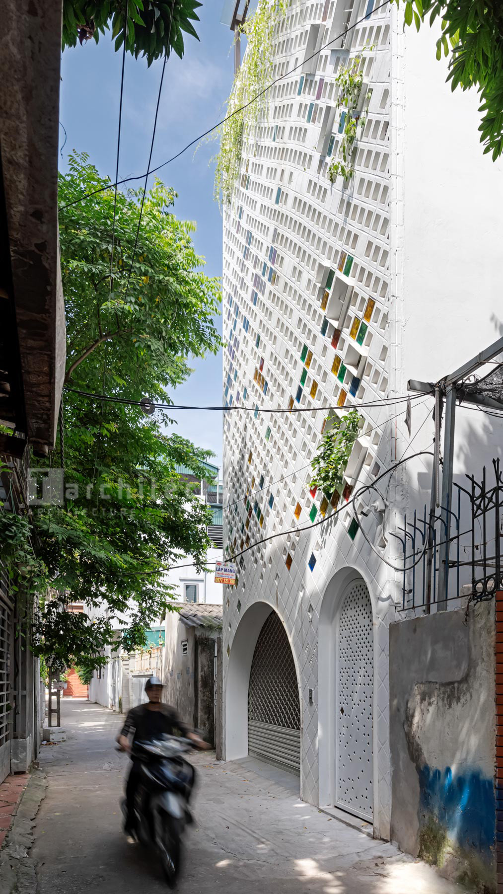 Yêu cầu của gia chủ là căn nhà phố cần có sự riêng tư, kín đáo nhưng đồng thời cũng tràn đầy ánh sáng tự nhiên và thông thoáng.