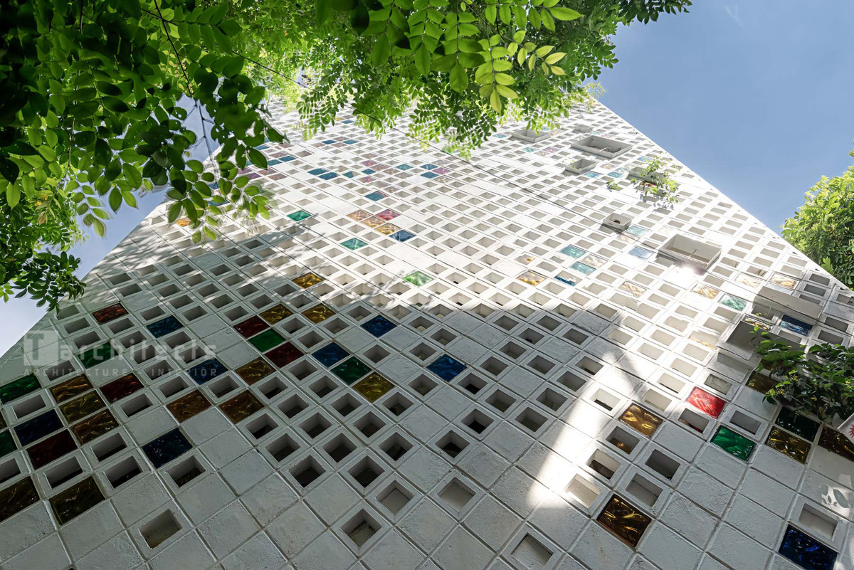 Nhờ đó, lớp vỏ công trình giống như một “lăng kính”, qua đó ánh sáng tràn vào nội thất ngôi nhà với những sắc thái đa dạng.