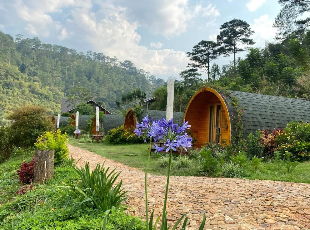 Hạng phòng có giá thấp nhất ở khu resort là nhà gỗ mái vòm nhỏ và lớn, từ 1 triệu đồng/đêm. Ảnh: Agoda