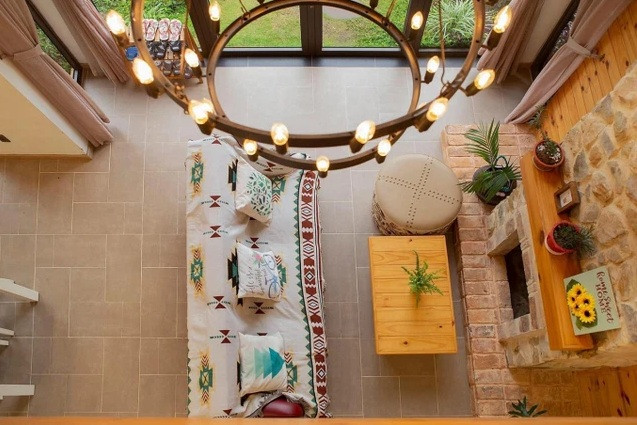 Những tấm thảm treo với họa tiết độc đáo, bóng đèn kiểu cũ hay cốc với họa tiết Bắc Âu...tạo cảm giác ấm áp. Ảnh: Agoda