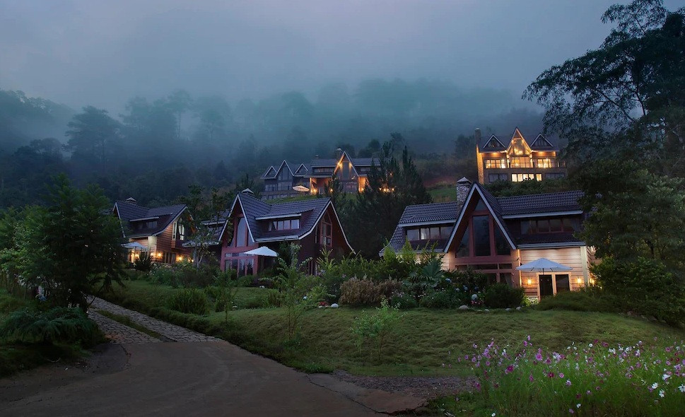 Ngôi nhà với phong cách cổ điển, bao quanh là núi rừng thơ mộng mang lại cảm giác bình yên. Ảnh: Agoda