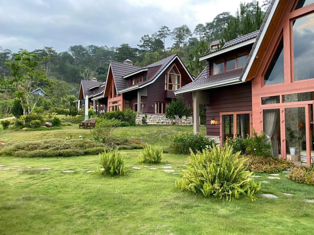 Đây là khu nghỉ dưỡng nằm trọn trong thung lũng yên bình, thơ mộng thuộc xã Lát, huyện Lạc Dương, Lâm Đồng. Ảnh: Angoda