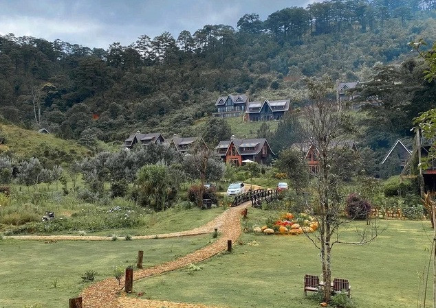 Lat Valley sở hữu không gian yên bình, có tổng cộng 6 loại phòng, bao gồm nhà gỗ mái vòm lớn, nhà gỗ mái vòm nhỏ, nhà vàng Yellow House to và nhỏ...Ảnh: @hatangthanh.