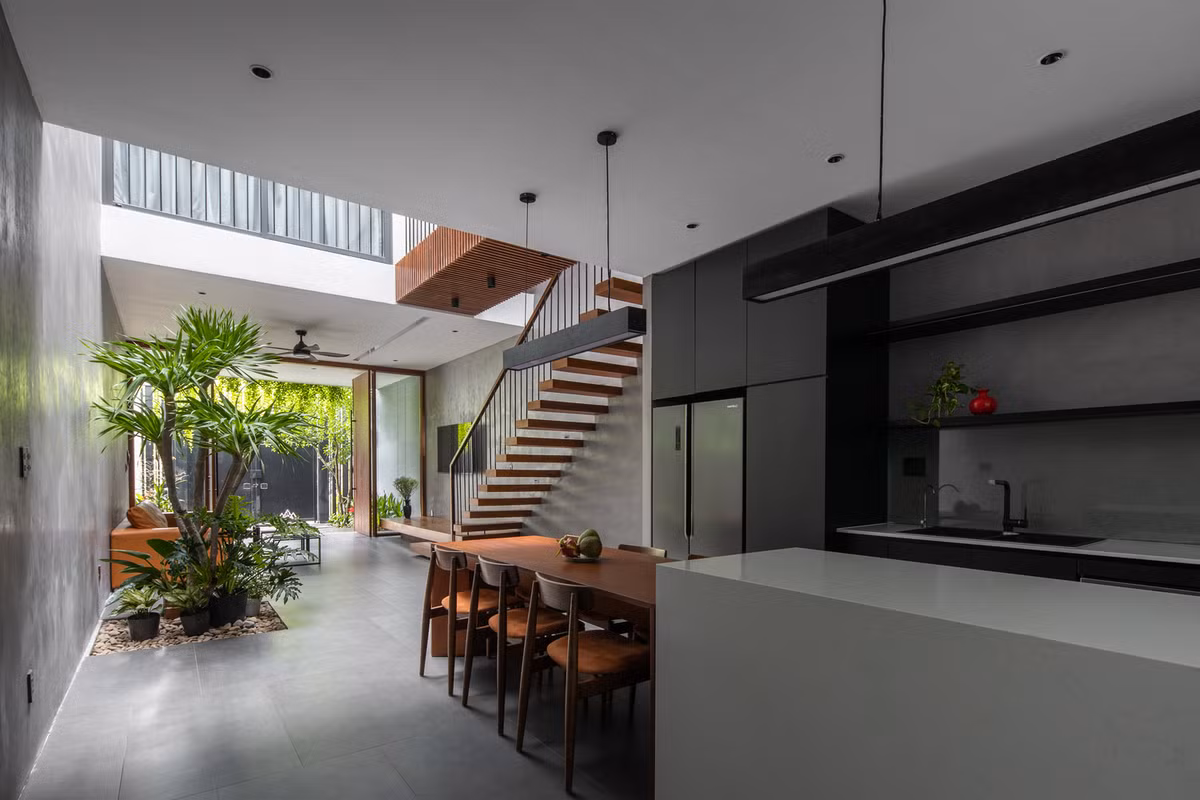 Các khoảng trống bên trong ngôi nhà đã trở thành “chủ thể” chính, là nơi các thành viên trong gia đình có thể giao lưu và dành thời gian với nhau. Nguồn ảnh: Le Hoang