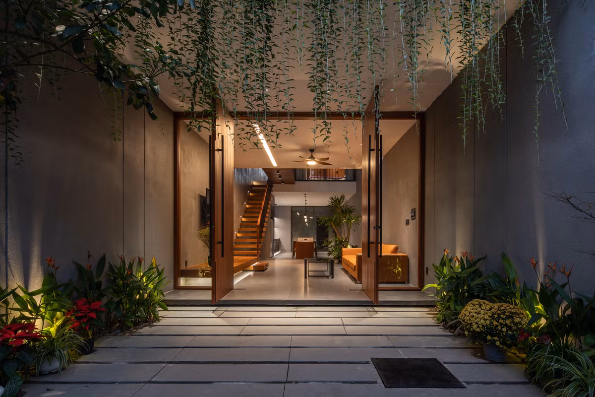 AD House nằm trong bối cảnh những ngôi nhà nằm san sát nhau trong khu đô thị mới phát triển, đặt ra một bài toán khó cho việc thiết kế một công trình hoàn toàn “mở” và “thở”, kết nối giữa con người với con người, giữa con người và thiên nhiên, giữa thiên nhiên và sự hài hòa tổng thể của thành phố theo chiều dọc và chiều ngang.