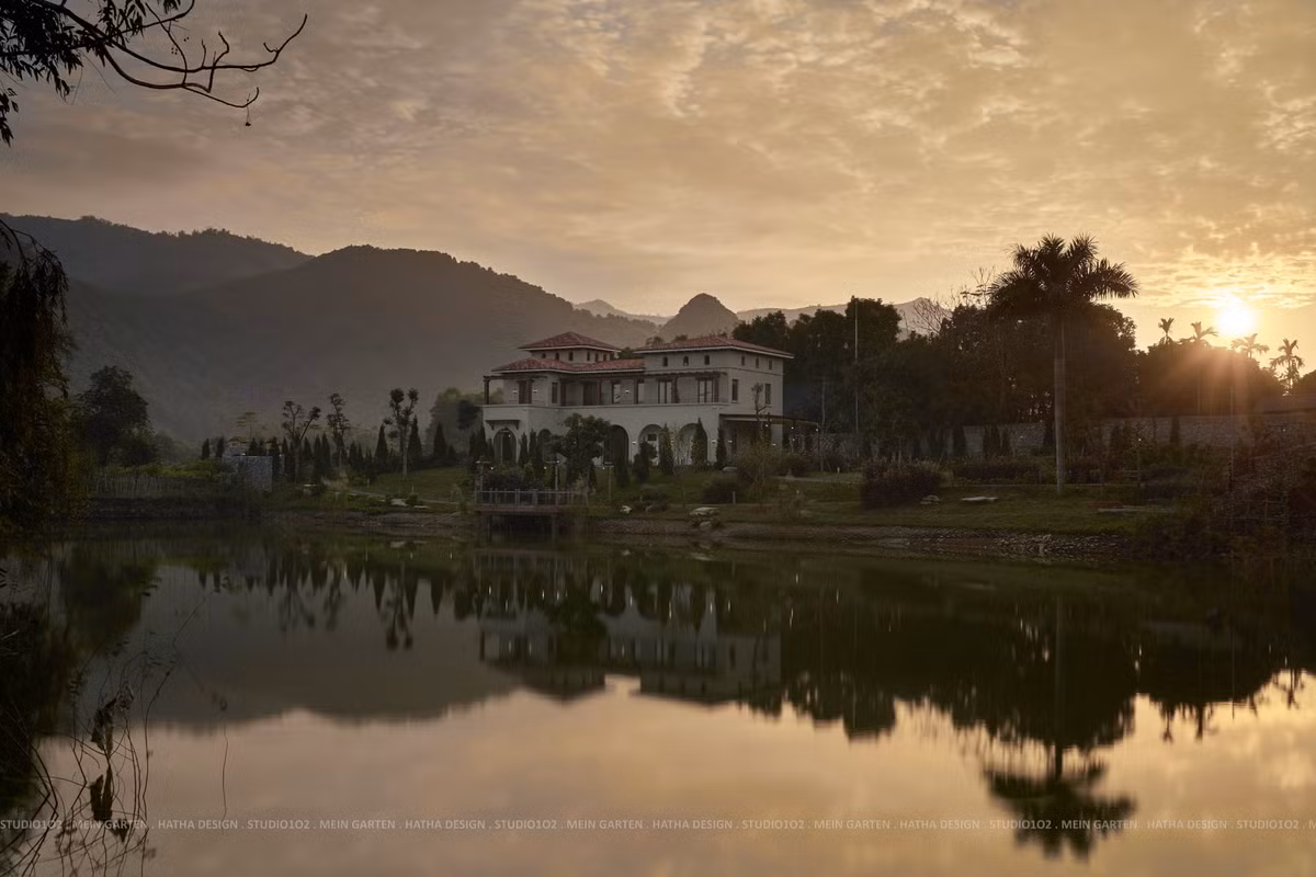 Xung quanh biệt thự là sông hồ và cảnh núi non hữu tình.