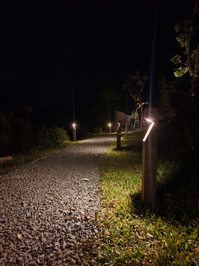 Hàng trăm m2 sân sỏi giúp việc thoát nước trở nên cực kỳ đơn giản trên địa hình đất dốc.