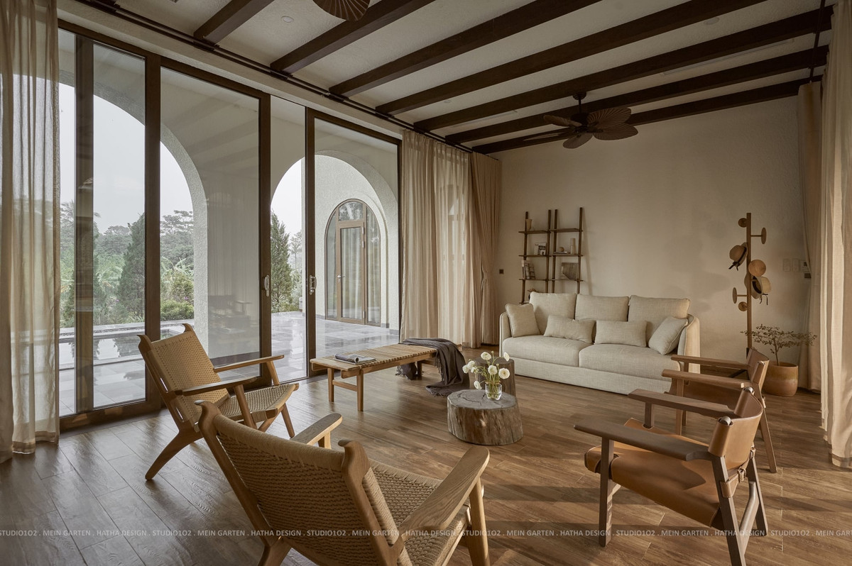 Nội thất bên trong toà dinh thự pha trộn yếu tố Ý với phong cách miền quê châu Âu, tạo nên một trải nghiệm nhẹ nhàng cho từng không gian.