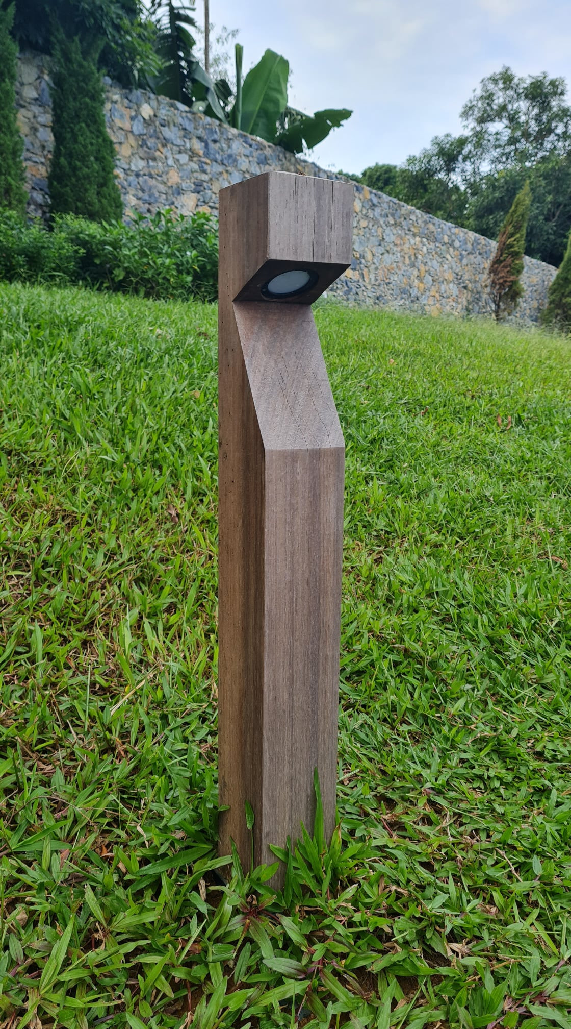 Hệ thống đèn vườn được làm từ gỗ.