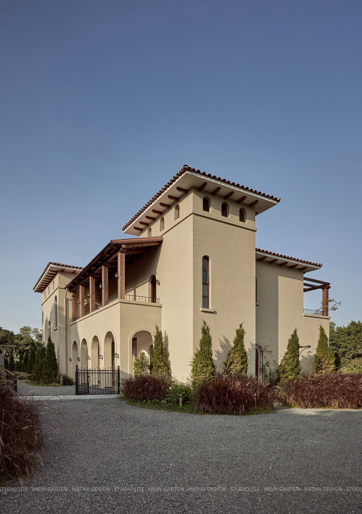 Gia chủ đã mất rất nhiều thời gian để tìm được một mảnh đất hiện tại và xây căn biệt thự mang phong cách Tuscany, Ý, nơi anh đã từng ghé thăm và có nhiều kỷ niệm.