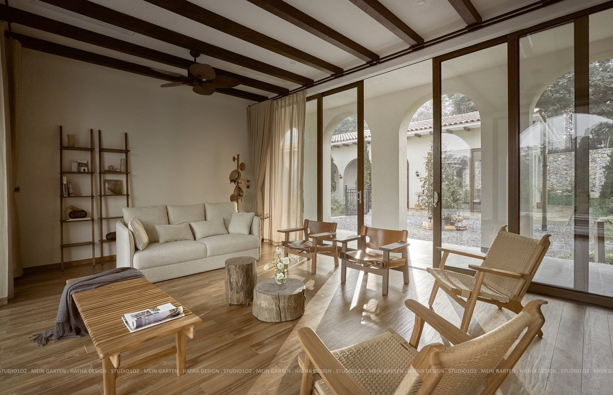 Các yếu tố vật liệu gợi nhớ yếu tố bản địa như: gạch gốm nung, đá đen lát theo hình thức ngẫu nhiên, gỗ tự nhiên, sắt uốn, vải thô...