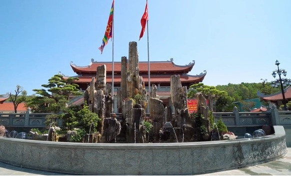 Khuôn viên sân chính của nhà thờ có thể chứa được 800-1.000 người. Một hòn non bộ lớn được đặt ngay sau cổng vào.